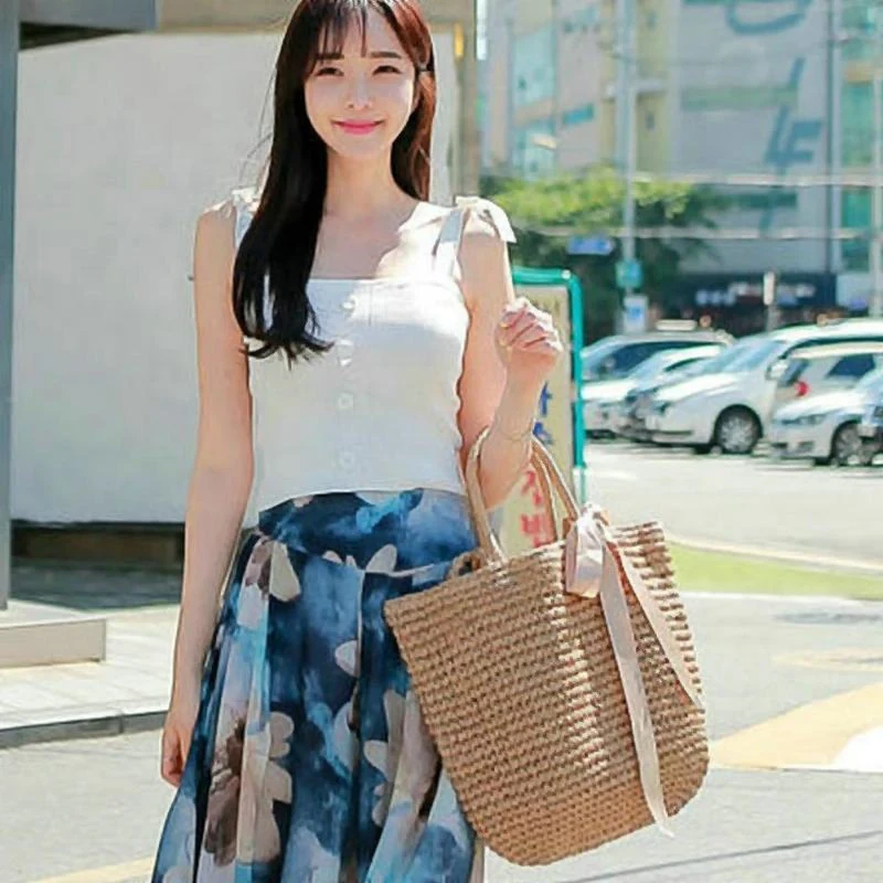 Handmade Bow-Detail Straw Woven Beach Tote product reference image